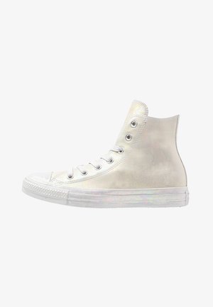 High-top sneakers gemaakt van iriserend materiaal met witte rubberen zolen, voorzien van een veterontwerp en zilveren oogjes.