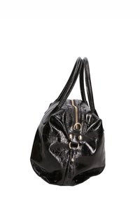 Borsa a mano in pelle verniciata nera con finitura lucida, doppio manico, zip dorata e dettagli in metallo; forma rotonda con corpo strutturato.