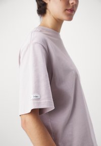 Nike Sportswear TEE CLASSICS BOXY - Camiseta estampada - platinum violet
