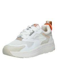 Zapatilla blanca con detalles de malla y ante, que cuenta con una suela texturizada, forma redondeada y detalles en naranja en el talón y la lengüeta.