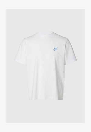 Biele tričko s krátkym rukávom a okrúhlym výstrihom s malou modrou rybičkou vyšitou na ľavej strane hrudníka, jednofarebné pozadie.