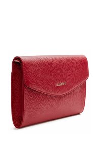 Clutch in pelle rossa con texture a pietra, chiusura a patta e accessori in oro. Presenta un logo sulla parte anteriore. Forma rettangolare per un design elegante.