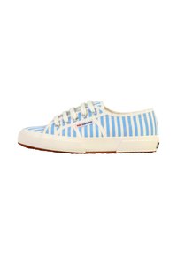 Baskets en toile rayées bleues et blanches avec cinq œillets, semelle en caoutchouc et accents blancs. Présente un onglet de logo sur le côté.