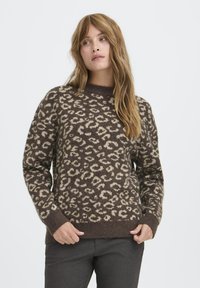 Pulover maro cu un model de imprimeu leopard în bej. Are un guler rotund, mâneci lungi și manșete și tiv cu dantelă. Textură moale.