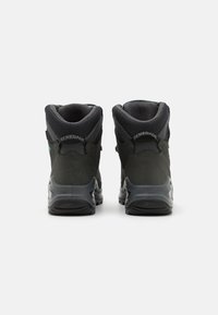 Bottes de randonnée noires au design mi-haut, avec une semelle en caoutchouc robuste, un rembourrage en textile et des accents bleus contrastants sur le col.