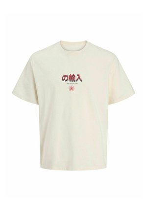 T-shirt in cotone color crema con maniche corte. Presenta una grafica con testo rosso e blu, centrato sul petto. Collo a giro.