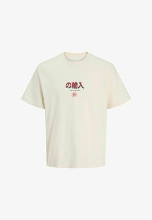 Crème-kleurig katoenen T-shirt met korte mouwen. Bevat grafische tekst in het rood en blauw, gecentreerd op de borst. Ronde hals.