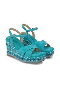Sandalias de cuña turquesa con acabado de ante, diseño de tiras cruzadas, adornos texturizados y detalles trenzados y de cuentas en la suela.
