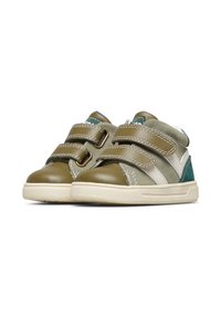Scarpe per bambini verdi e beige con finitura liscia e scamosciata, doppie fibbie in Velcro e suola in gomma testurizzata.