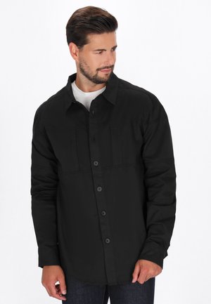 Camicia nera a maniche lunghe con bottoni, realizzata in misto cotone, con due tasche sul petto e colletto classico. Tessuto liscio e taglio dritto.