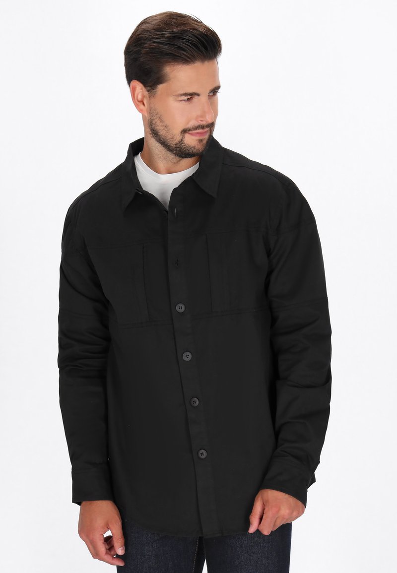 Camicia nera a maniche lunghe con bottoni, realizzata in misto cotone, con due tasche sul petto e colletto classico. Tessuto liscio e taglio dritto.