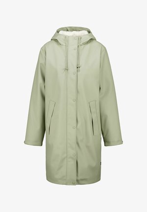 Parka verde impermeabile con cappuccio foderato in pile, chiusura anteriore con bottoni a pressione, due tasche laterali e vestibilità comoda. Finitura esterna liscia e lucida.