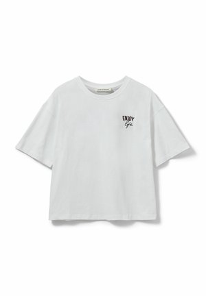 Weißes Baumwoll-T-Shirt mit kurzen Ärmeln, rundem Hals und einem kleinen schwarzen gestickten Text, der auf der linken Seite "ENJOY life" sagt.
