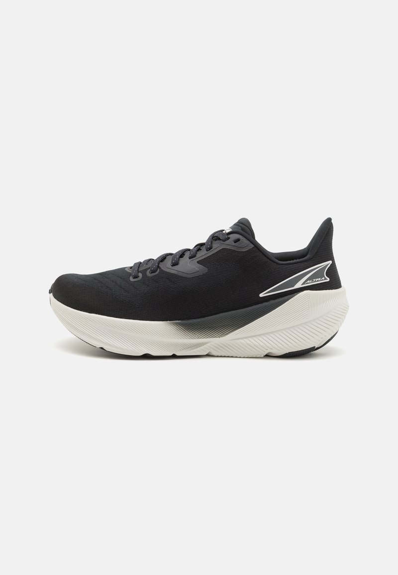 Chaussure de course pour homme en mesh noir avec une surface texturée, une semelle superposée blanche et grise, et un motif de traction en caoutchouc bien visible.