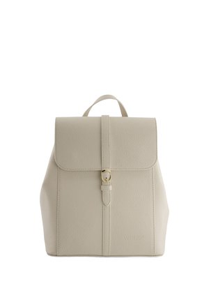 Jasnobeżowy skórzany plecak z przednią klapą zabezpieczoną pionowym paskiem i złotym klamrą, wyposażony w górną rączkę i fakturę powierzchni.