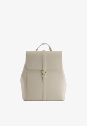 Světlá béžová kožená batoh s předním klopou zajištěnou vertikálním řemínkem a zlatým sponou, vybavený horním úchytem a texturovaným povrchem.