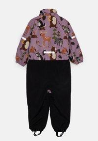 Mono de nieve con capucha y patrón de animales lila; parte inferior negra con puños elásticos; tiras reflectantes en el pecho y las mangas.