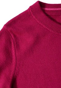 Fuchsia Pullover mit geripptem Rundhalsausschnitt, weichem Strickstoff und nahtloser Schulterübergang.