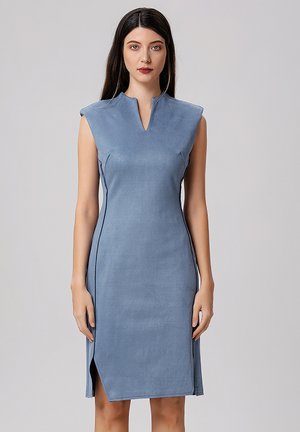Robe sans manches bleu clair en tissu doux, présentant un col montant et une fente latérale, avec des coutures ajustées pour une silhouette cintrée.