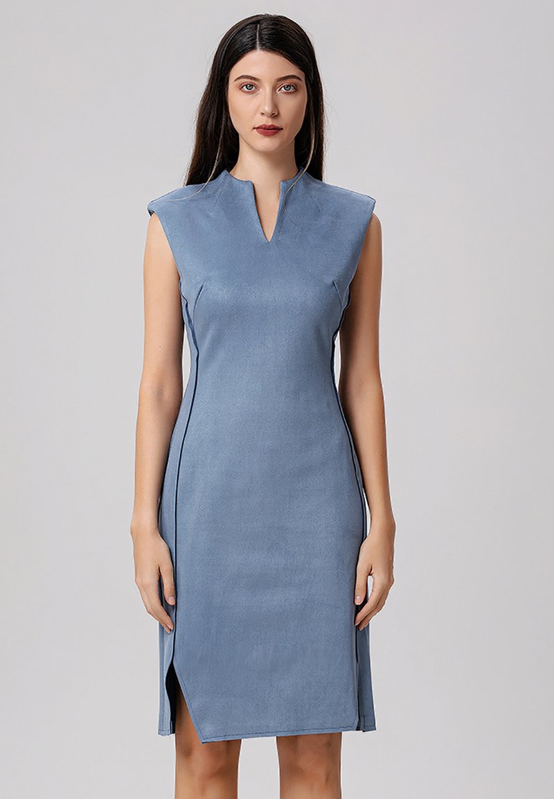 Robe sans manches bleu clair en tissu doux, présentant un col montant et une fente latérale, avec des coutures ajustées pour une silhouette cintrée.