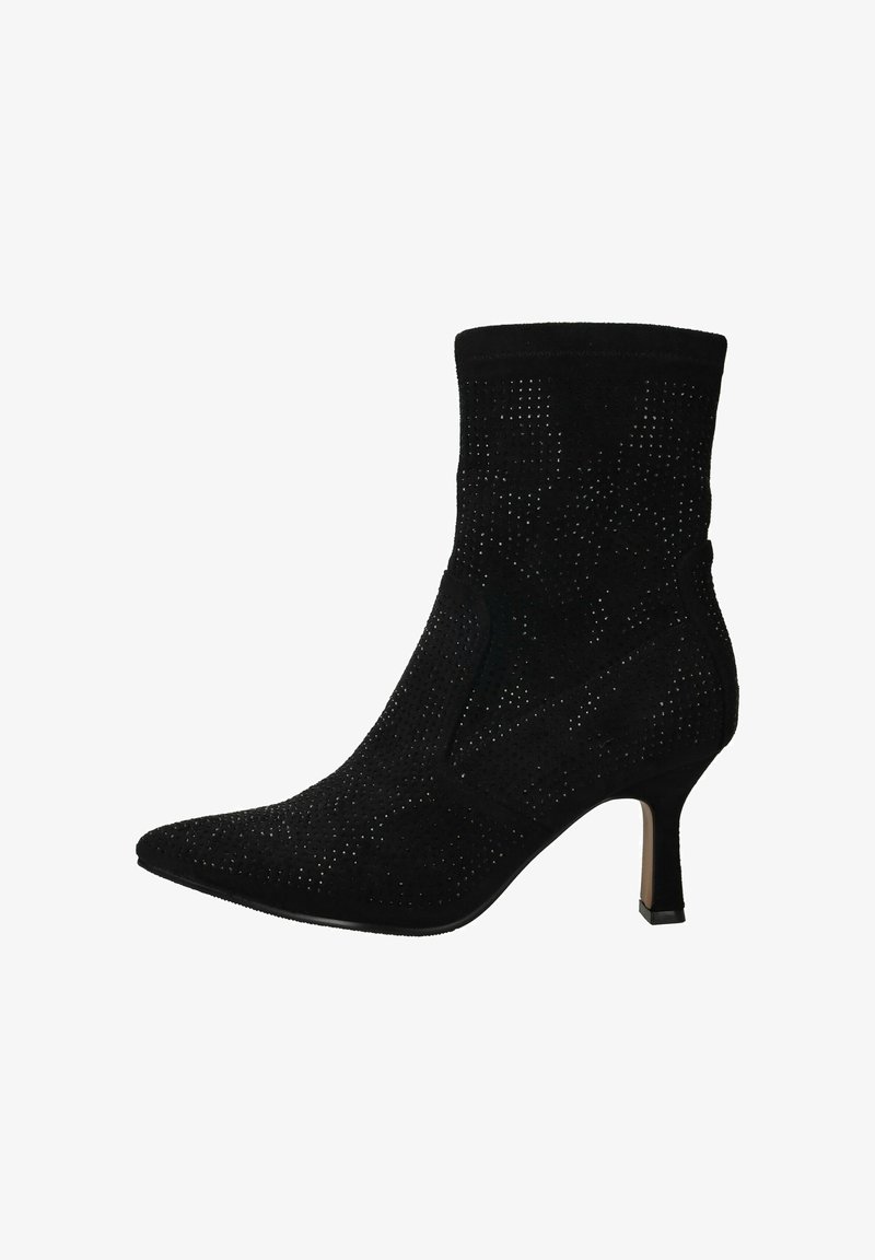 Zwarte enkellaars van zacht suede met geperforeerde details, puntige neus en een slanke hak. Voorzien van een aansluitende bovenkant voor een strakke silhouet.