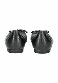 Ballerine in pelle nera con texture trapuntata, punta arrotondata e semplice fiocco sulla parte anteriore, dotate di suola bassa.