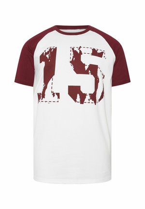 Kurzärmeliges T-Shirt mit weißem Körper, weinroten Raglanärmeln und verwaschener weinroter Nummer „15“ auf der Vorderseite.