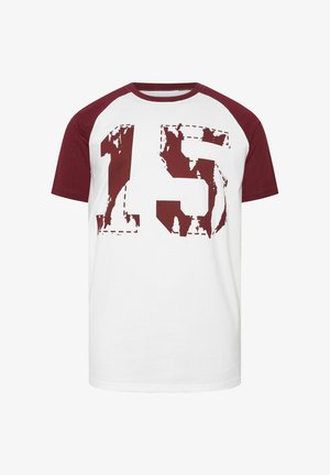 T-shirt a maniche corte con corpo bianco, maniche raglan color granata e numero "15" color granata consumato stampato sul davanti.