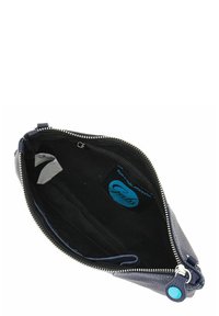 Clutch in pelle blu navy con finitura testurizzata, chiusura con zip e accessori in turchese a contrasto. L'interno presenta una fodera nera e un'etichetta con il marchio.