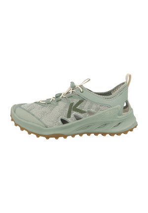 Chaussure de sport vert clair avec dessus en mesh, lacets élastiques et semelle en gomme texturée conçue pour une utilisation en extérieur.