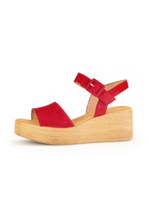 Rote Wildleder-Wedge-Sandalen mit einem verstellbaren Knöchelriemen und einer Plattform aus natürlichem Holz. Offenes Zehendesign mit glatter Textur.