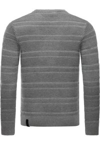 Grauer gestrickter Pullover mit Rundhalsausschnitt, der horizontale Streifenmuster mit verschiedenen Texturen sowie gerippte Bündchen und Saum aufweist.