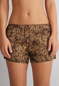 Bruine en tan luipaardprint shorts met een elastische tailleband, gemaakt van een zachte, lichte stof en met een relaxte pasvorm.