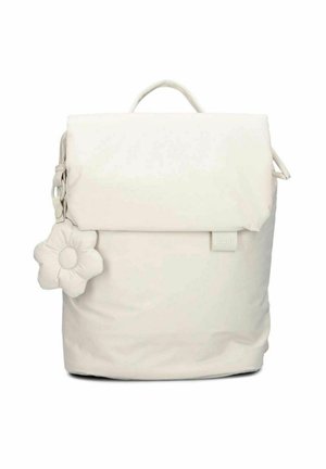Sac à dos blanc avec un rabat repliable, fabriqué en matériau doux. Présente un charm en forme de fleur texturé et une étiquette de marque discrète.