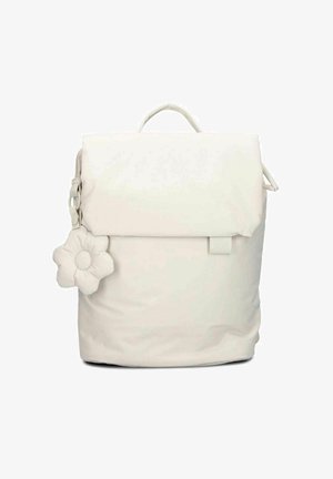 Sac à dos blanc avec un rabat repliable, fabriqué en matériau doux. Présente un charm en forme de fleur texturé et une étiquette de marque discrète.
