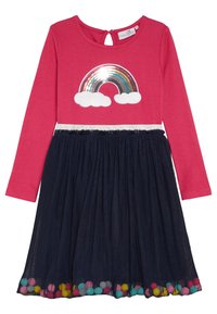 Vaaleanpunainen pitkähiha dressi, jossa on sateenkaaren värinen paljettikuvio, tummansininen tylle-hame ja hempeä värikkäistä pom-pomeista koostuva reunus helman ympäri. Avaus selässä on avainreiällä.