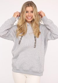 Sudadera con capucha gris y bolsillo tipo canguro, con cordones de estampado de leopardo y texto bordado en el frente. Tejido suave y texturizado.