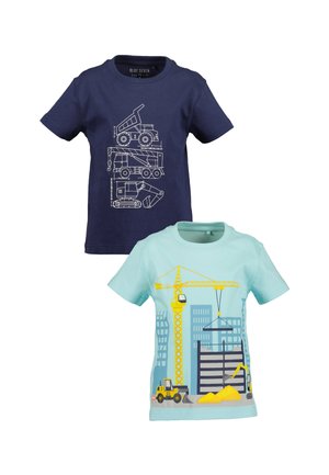 Due magliette per bambini: una blu navy con una pianta di camion da cantiere bianchi, l'altra azzurro chiaro con una stampa colorata di cantiere e macchinari.