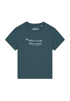 T-shirt à manches courtes bleu sarcelle foncé avec un texte manuscrit blanc disant « "Was muss, das muss." » centré à l’avant.