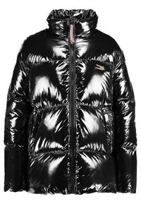 Černá péřová bunda vyrobená z lesklého materiálu, se zapínáním na zip, vysokým límcem a velkými prošívanými sekcemi. Obsahuje akcent s logem.