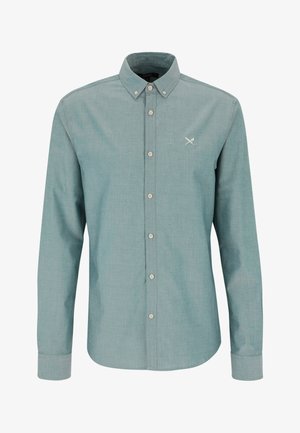 Grünes Hemd mit langen Ärmeln, durchgehender Knopfleiste, geknöpftem Kragen und einer kleinen Stickerei mit gekreuztem Schwert und Feder auf der Brust.