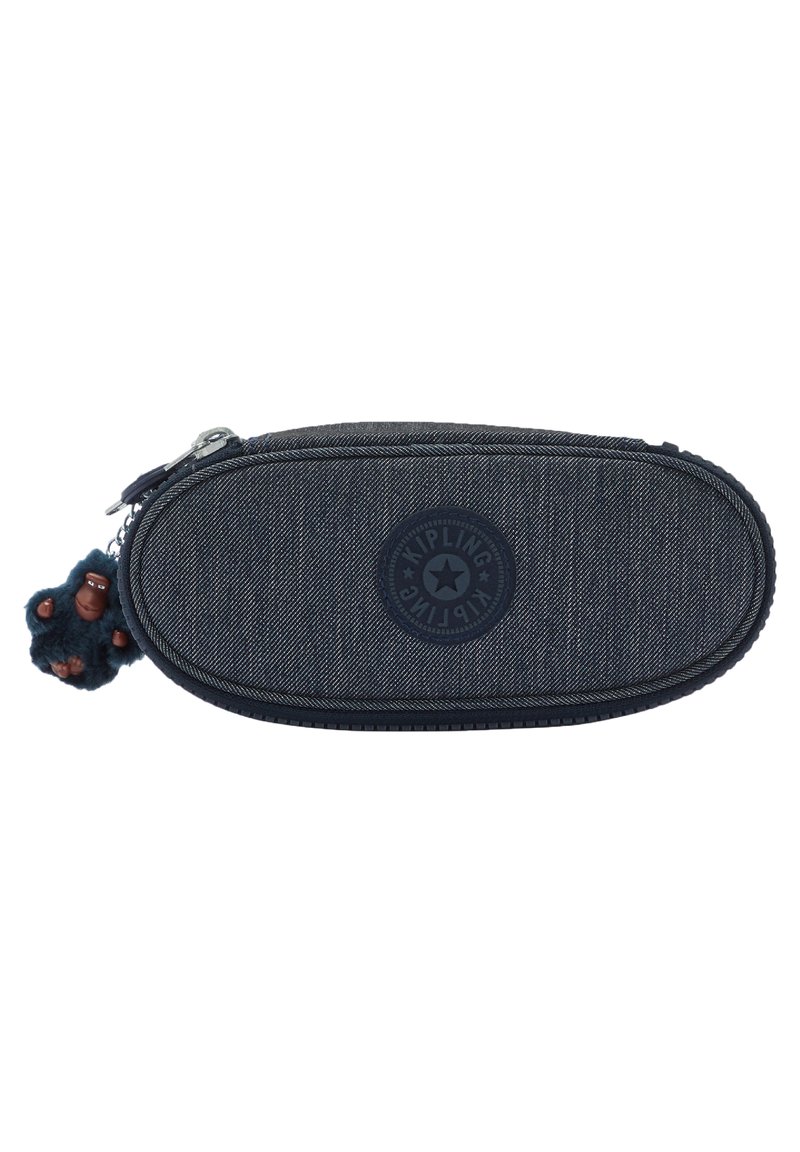 Rastrelliera in denim scuro con chiusura a zip, forma ovale, superficie testurizzata, con logo rotondo e un piccolo portachiavi a forma di scimmia attaccato.