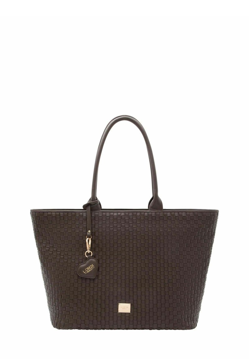 Bolso tote marrón tejido con asas de cuero liso, forma rectangular, superficie texturizada y un charm dorado adjunto.