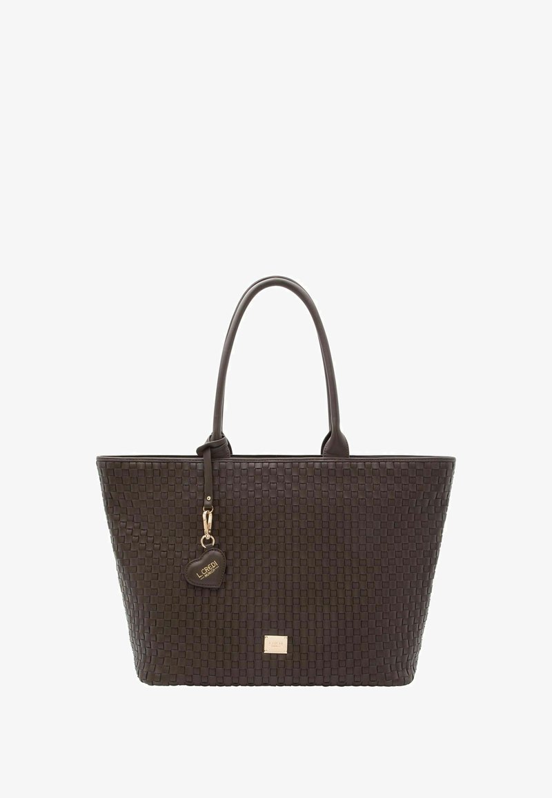 Bolso tote marrón tejido con asas de cuero liso, forma rectangular, superficie texturizada y un charm dorado adjunto.