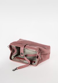 Borsa in pelle rosa con forma rettangolare, dotata di chiusura con zip, manico e interno foderato con motivo a righe e accenti rossi.