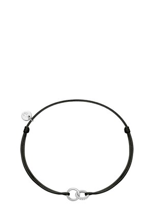 Pulsera de cordón negro ajustable con dos anillos plateados entrelazados, uno adornado con pequeñas piedras transparentes.