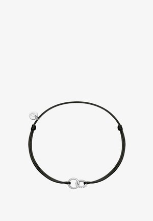 Pulsera de cordón negro ajustable con dos anillos plateados entrelazados, uno adornado con pequeñas piedras transparentes.