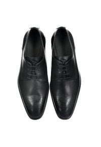 Schwarze Leder-Schuhe mit einem eleganten, abgerundeten Design. Merkmale sind durchbrochene Details und eine glatte Oberfläche. Schnürdesign, keine sichtbaren Beschläge.