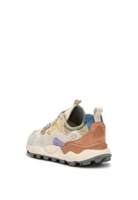 Färgglad sneaker med mocka och nätmaterial, en texturerad krämfärgad ovandel och detaljer i lavendel, grönt och brunt. Förstärkt häl.