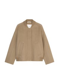 Beige, firkantet jakke lavet af blødt materiale. Har en ribbet krave, fremtrædende sømme, to sidelommer og en trykknaplukning foran.